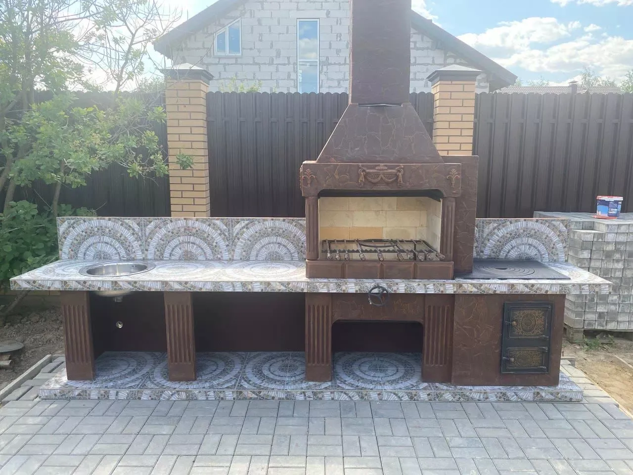 Уличный мангальный комплекс из коричневого бетона на открытой площадке
