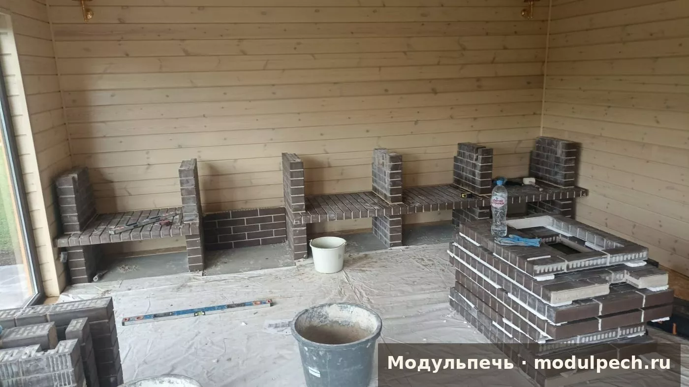 Опоры и нижние полки барбекю-комплекса в деревянной беседке — Модульпечь