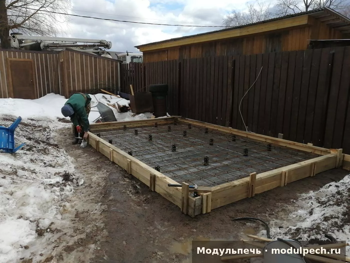 Заливка бетонной плиты зимой с бетононасоса — Модульпечь